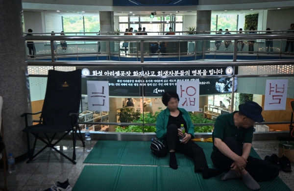 ▲ 10일 화성 '아리셀 공장 화재 사고' 유가족이 화성시청 시장실 앞을 점령해 농성을 벌이고 있다. (사진=옥지훈 기자)