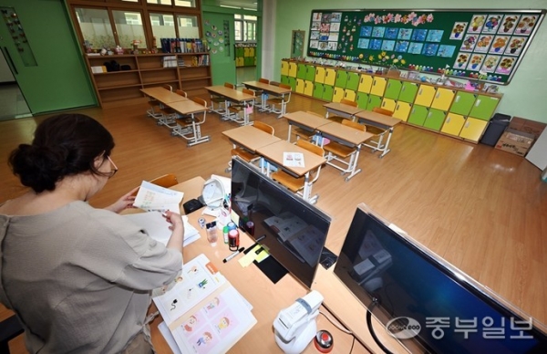 장기화된 저출산과 지역별 개발편차로 인한 인구감소 및 특정 학군 학생 쏠림 현상이 나타나 정부와 교육부 차원에서 중장기 대책의 필요성이 커지고 있다. 사진은 11일 오전 경기도내 과소학급 모습. 김경민기자