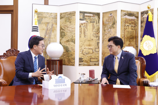 지난달 20일 김동연 경기지사가 우원식 국회의장을 접견하고 있다. 이날 김동연 경기지사는 우 의장과 '경제 3법'과 관련해 협조를 요청했다. /사진=경기도 제공.