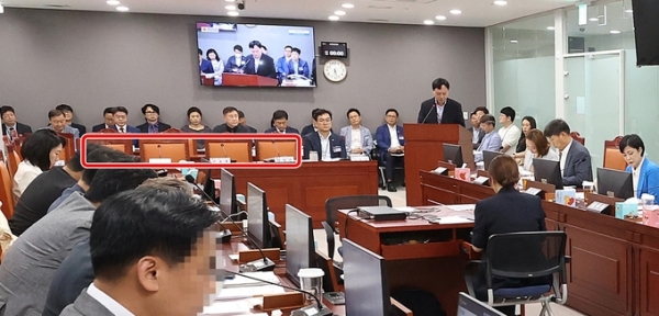 ▲ 25일 경기도의회 의회운영위원회가 열린 의회운영위원회 회의장에 업무보고 대상인 경기도 비서실·보좌기관 관계자 자리(빨간 네모)가 비어 있다. (사진=경기도의회 제공)