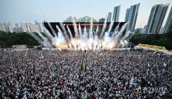4일 오후 인천 송도달빛축제공원에서 열린 '2024 인천 펜타포트 락 페스티벌'에서 데이식스(Day6)가 멋진 공연을 펼치고 있다. 특별취재반