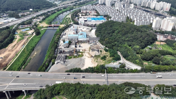 대로네 2020년 경기도와 안양시가 안양 연현마을 공영개발사업 예정부지인 아스콘공장 부지를 친환경 녹지공간을 갖춘 '시민공원'을 조성하겠단 계획을 밝혔지만, 시를 상대로 한 운영 업체의 소송으로 현재까지 추진하지 못하고 있다. 사진은 연현마을 공영개발부지. 노민규기자