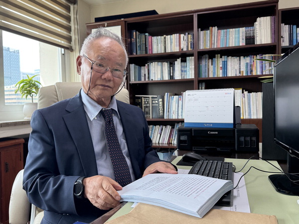 지난 12일 서울 종로구 수운회관에서 기호일보와 인터뷰를 하는 현암 윤석산 천도교령.