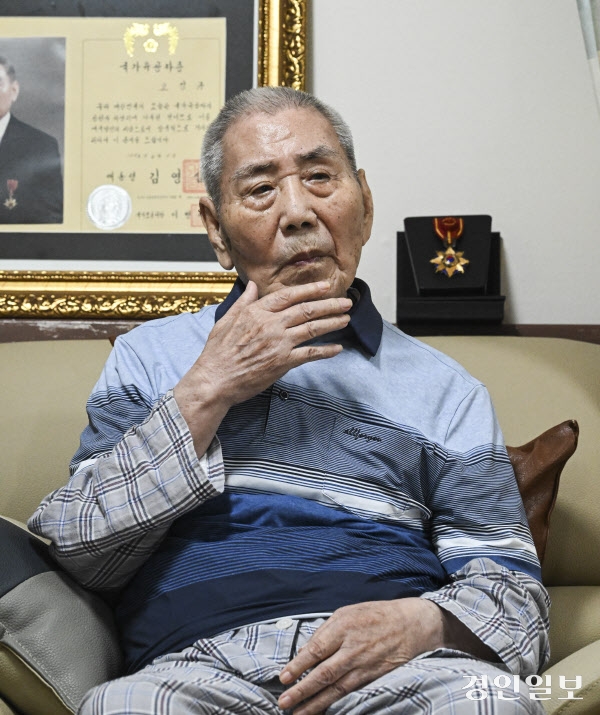 항일 애국지사 오성규(101) 지사가 제79주년 광복절을 이틀 앞둔 13일 오후 수원시 장안구 수원보훈원에서 경인일보와 인터뷰 중 광복군 활동 당시를 묻자 생각에 잠겨 있다. 오성규 지사는 현재 국내 최고령 애국지사로 지난해 일본에서 귀국해 여생을 보내고 있다. 2024.8.13 /이지훈기자