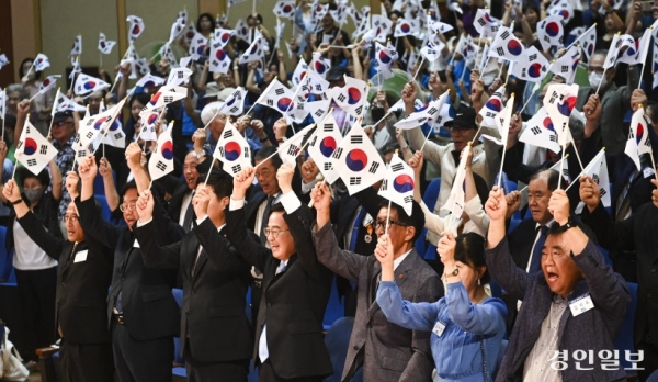 제79주년 광복절인 15일 오전 수원시 영통구 경기도경제과학진흥원에서 열린 경기도 광복절 경축식 '기억-미래를 잇다'에서 김동연 경기도지사, 김승원 더불어민주당 국회의원, 한국성 경기남부보훈지청장, 홍정표 경인일보 대표이사 사장을 비롯한 참석자들이 태극기를 흔들며 만세삼창을 하고 있다. 2024.8.15 /이지훈기자