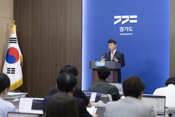 ▲ 22일 오전 경기도청 브리핑룸에서 이희준 경기도 기획조정실장이 2024년 추경예산안을 발표하고 있다. /사진제공=경기도
