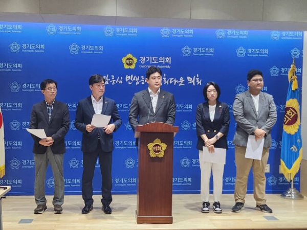 경기도의회 국민의힘 대표단이 22일 두 차례의 기자회견을 열고 경기도의 추가경정예산안에 대해 비판하고 있다. 김경희기자