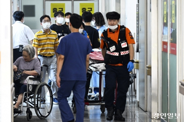 의정갈등으로 인한 의료공백이 장기화하는 가운데 경기도내 일부 대학병원 응급실이 전문의 사직 등으로 운영에 차질을 빚을 전망이다. 25일 오전 수원시 아주대학교병원 응급실이 환자와 보호자, 의료진, 구급대원 등으로 붐비고 있다. 2024.8.25 /이지훈기자