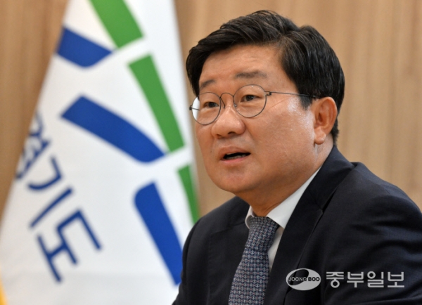전해철 전 국회의원이 26일 도지사 집무실에서 열린 경기도 2기 도정자문위원회 위원장 위촉식에서 인사말을 하고 있다. 김경민기자