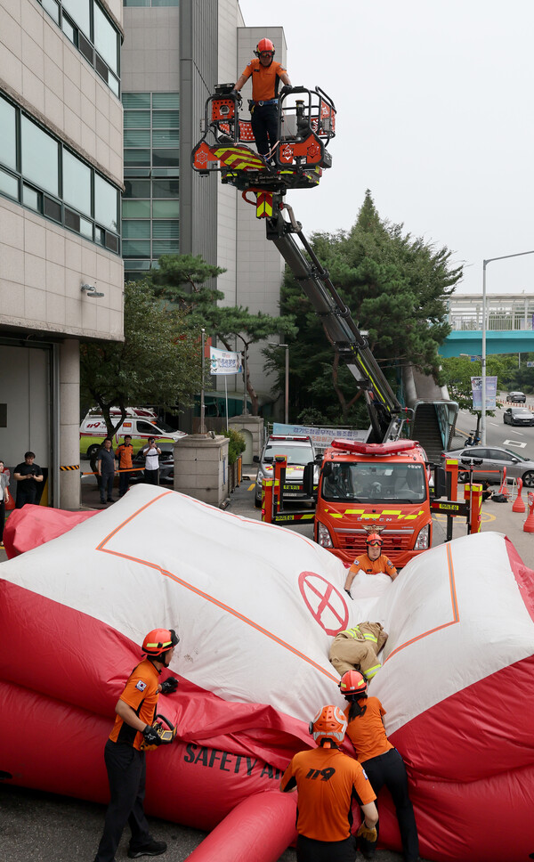 부천 호텔 화재 사고로 에어매트 안전성 문제가 제기된 가운데 26일 오후 수원시 권선구 수원남부119안전센터에서 인명구조를 위한 에어매트 낙하 훈련을 하고 있다./김철빈기자