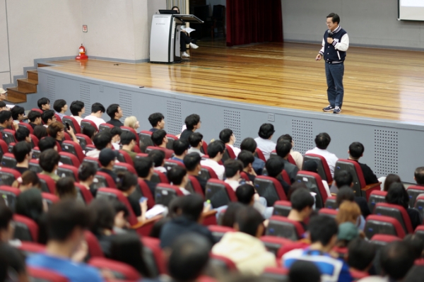 지난 5월 30일 김동연 경기도지사가 아주대학생들을 대상으로 특강을 하고 있다. (사진=경기도 제공)