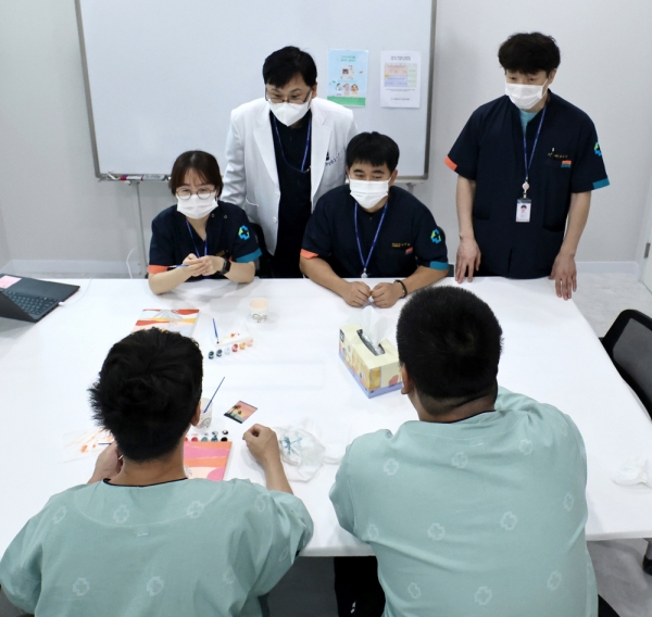 29일 용인시 기흥구 새로운경기도립정신병원 마약치료센터에서 자발적으로 입소한 중독환자들이 의료진과 함께 미술 재활치료를 하고 있다./김철빈기자