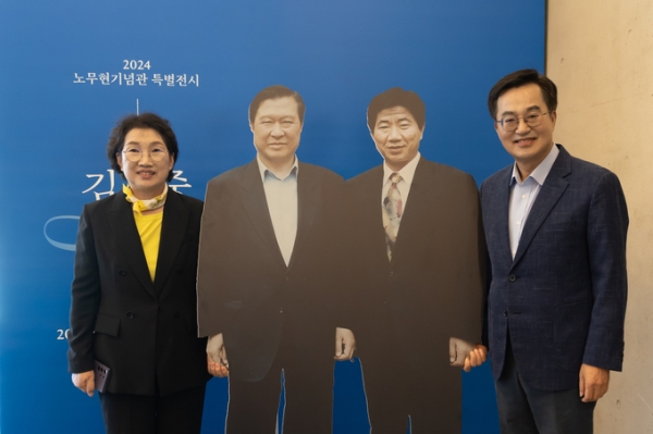 지난달 31일 봉하마을을 방문한 김동연 경기도지사가 배우자 정우영 여사와 ‘김대중 그리고 노무현’ 기획전시관 관람을 하고 있다. (사진=경기도 제공)
