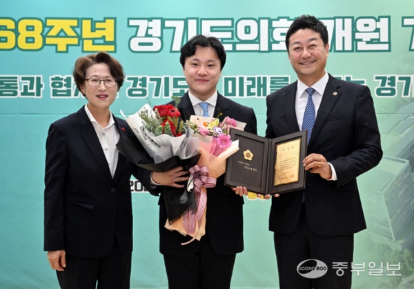 9월 2일 오전 수원시 영통구 경기도의회 대회의실에서 열린 ‘제68주년 경기도의회 개원 기념식’에서 신다빈 중부일보 정치부 기자가 언론인 감사패를 수상한 후 최윤정 중부일보 대표이사와 김진경 경기도의회 의장과 기념 촬영을 하고 있다.
