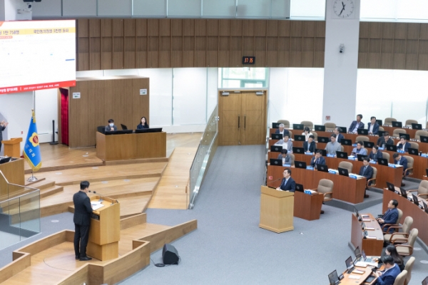 이상원 경기도의원이 3일 오전 제377회 임시회 제2차 본회의에서 김동연 지사에 도정질의를 하고 있다. 사진=경기도청