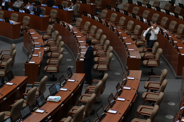 4일 오후 3시 경기도의회 제377회 임시회 제3차 본회의가 예정돼 있었던 경기도의회 본회의장. K-컬처밸리 협상 결렬로 경기도의회 국민의힘이 보이콧을 선언해 다수의 의원 자리가 비어있다. (사진=옥지훈 기자)