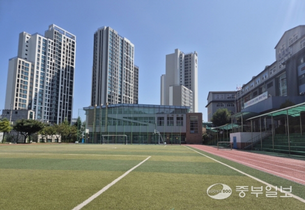 4일 안양 동안구 평촌지역의 한 중학교. 체육관 뒤로 최근 입주가 시작된 신축 아파트가 보인다. 하재홍기자