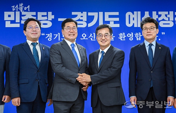 5일 오후 수원시 경기도청에서 열린 '2024 더불어민주당 - 경기도 예산정책협의회'에서 더불어민주당 박찬대 원내대표, 김동연 경기도지사, 더불어민주당 김승원 경기도당위원장 등 참석자들이 기념사진을 찍고 있다. 임채운기자