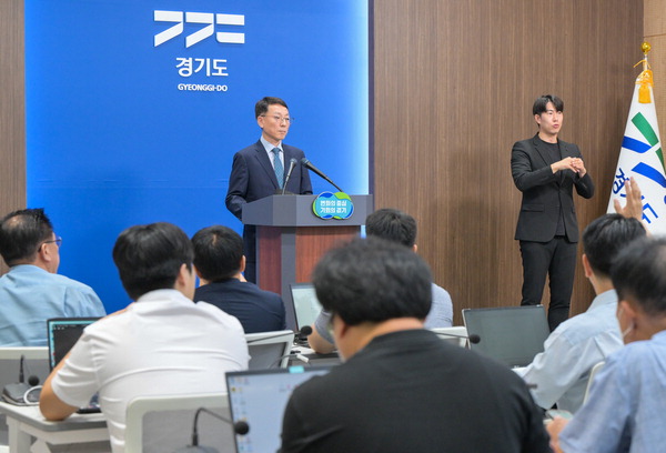 김성중 경기도 행정1부지사가 9일 도청 브리핑룸에서 K-콘텐츠 복합문화단지 개발사업 관련 기자회견을 하고 있다. 전광현 기자