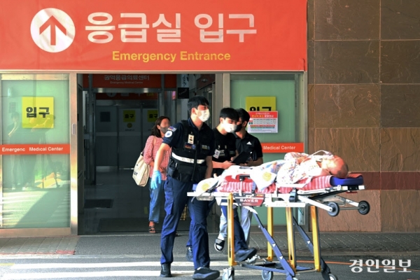 아주대병원 응급실이 한시적 축소 운영을 실시한 첫날인 5일 오전 응급실을 찾은 한 환자가 중증이 아니라는 이유로 진료를 받지 못한 채 전원되고 있다. 아주대병원 응급실은 이날부터 당분간 매주 목요일은 오전 7시부터 24시간 동안 16세 이상 성인 환자의 경우 초중증 환자만 수용한다. 2024.9.5 /최은성기자