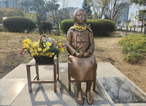 수원시 권선구 수원 올림픽공원 내 설립된 평화의 소녀상. /인천일보DB