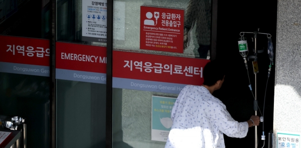 전국적으로 일명 '응급실 뺑뺑이' 논란이 일고 있는 가운데, 경기도내 일부 지역의 종합병원이 법 규제 탓에 '응급의료센터'를 허가받지 못하고 있다. 24일 도내 한 지역응급의료센터에서 환자가 응급실로 들어가고 있다. /김철빈 기자