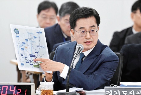 14일 경기도청 국정감사장에서 열린 국회 행정안전위원회의 경기도에 대한 국정감사에서 김동연 경기도지사가 서울~양평 고속도로와 관련한 의원 질의에 답하고 있다. 조주현기자