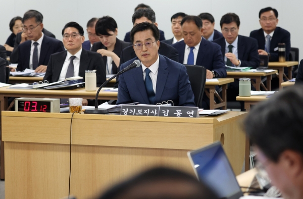 14일 수원시 영통구 경기도청에서 열린 국회 행정안전위원회의 경기도에 대한 국정감사에서 김동연 경기도지사가 질의에 답변하고 있다. /연합뉴스