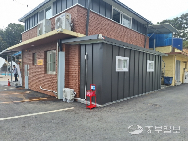 15일 포천시 소홀읍 이곡리 소재 A글램핑장이 1층 건물을 2층으로 불법 개조한 건물. 뒷면에 보이는 컨테이너도 불법 건축물로 적발됐다. 이 글램핑장은 수질검사를 받지 않은 지하수를 캠핑객들에게 제공해 온 것으로 드러나 물의를 빚고 있다. 김두현기자