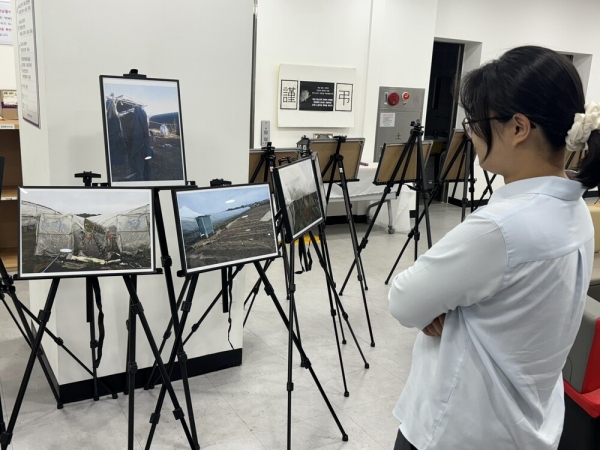 지난 11일부터 올해 말까지 수원시 팔달구 민주노총 경기도본부 1층 현관에서 '이주노동자 기숙사·화장실 사진전'이 진행되고 있다. 사진 작품을 관람 중인 관람객 모습.