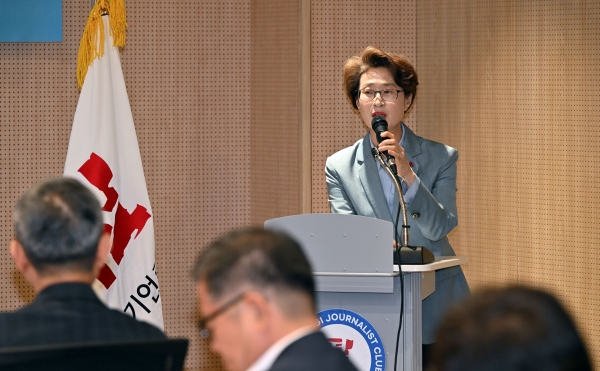 최윤정 경기언론인클럽 이사장이 17일 수원컨벤션센터에서 개최된 좌담회에 앞서 인사말을 하고 있다.