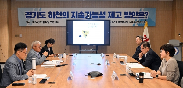 김덕일 경기도지속가능발전협의회 공동회장이 17일 수원컨벤션센터에서 개최된 좌담회에서 모두발언을 하고 있다.