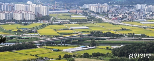 오산시 양산동(안녕IC)과 용인시 성복동(서수지IC)을 잇는 오산용인고속도로의 착공이 건설비 상승 등의 여파로 4년 넘게 연기돼 수원 도심 내 상습 정체가 당분간 지속될 전망이다. 사진은 21일 오산용인고속도로 시작 구간 예정지인 평택화성고속도로 북단 안녕IC 일대. /이지훈 기자