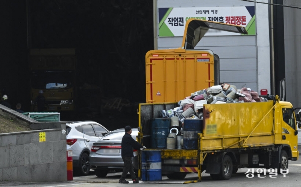 23일 서울에서 발생한 생활쓰레기 처리업체로 낙찰됐던 경기도내 한 민간소각장에서 쓰레기 집하작업이 이뤄지고 있다. 2024.10.23 /이지훈기자