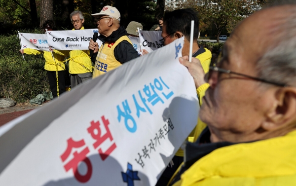 지난 24일 오후 경기도청 앞에서 납북자피해가족연합회 회원들이 기자회견을 열고 대북 전단 제작, 살포 의지를 밝히고 있다. /김철빈 기자