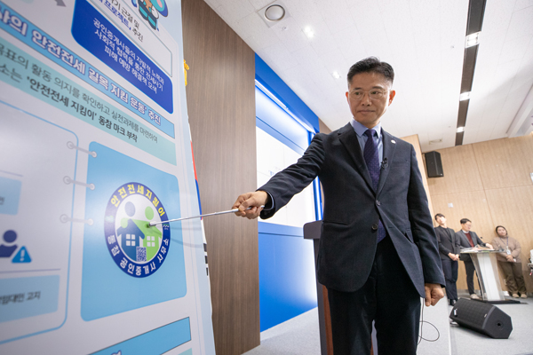 30일 오전 경기도청 브리핑룸에서 이계삼 도시주택실장이 전세피해 예방대책 관련 경기 안전전세 프로젝트에 대해 브리핑을 하고있다./경기도 제공