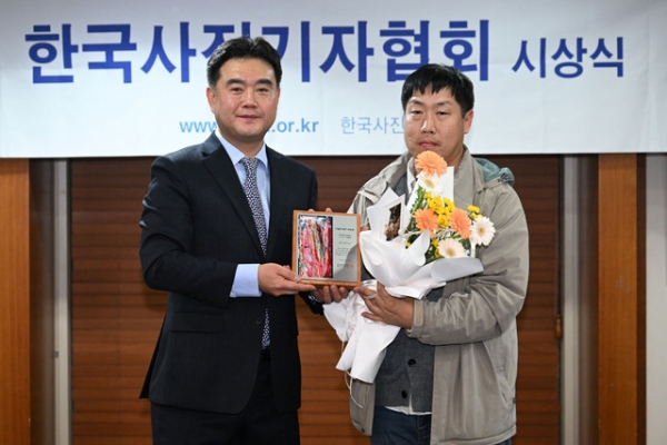 경기일보 인천본사 조병석 기자가 21일 오후 서울 한국프레스센터에서 열린 한국사진기자협회 제255회 이달의 보도사진상 시상식에서 우수상을 받은 뒤 기념촬영을 하고 있다. /정성식 기자