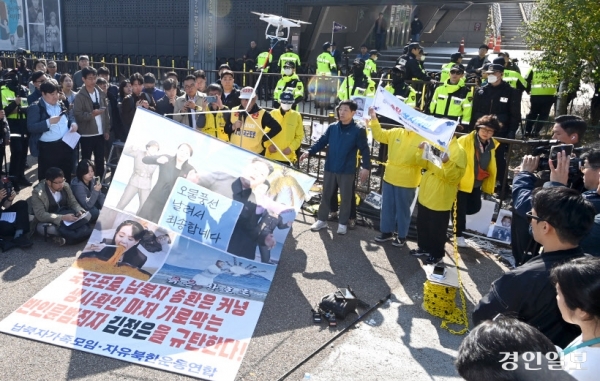 납북자가족모임이 31일 오전 대북전단 10만장 살포를 예고했지만 경기도와 경찰, 접경지역 주민 등이 대응에 나서며 계획이 무산됐다. 사진은 납북자가족모임과 자유북한운동연합이 대형 현수막을 드론으로 띄우는 시연 모습. /최은성 기자