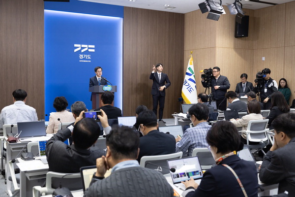 김동연 경기지사가 5일 도청 브리핑룸에서 2025년 본예산(안) 편성 기자회견을 하고 있다. /경기도 제공