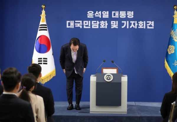 윤석열 대통령이 7일 오전 서울 용산 대통령실 청사 브리핑실에서 열린 '대국민담화 및 기자회견'에서 고개 숙여 대국민 사과를 하고 있다. 연합뉴스