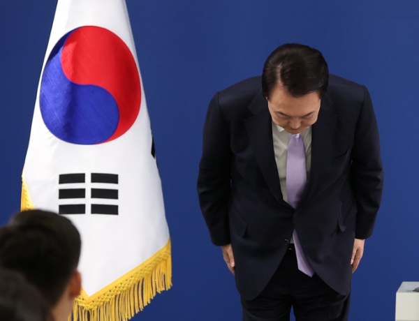 윤석열 대통령이 7일 오전 서울 용산 대통령실 청사 브리핑실에서 열린 '대국민담화 및 기자회견'에서 고개 숙여 대국민 사과를 하고 있다. (사진=연합뉴스)