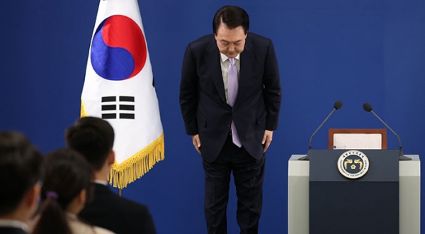윤석열 대통령이 7일 오전 서울 용산 대통령실 청사 브리핑실에서 '대국민담화 및 기자회견' 전 인사하고 있다. 연합뉴스