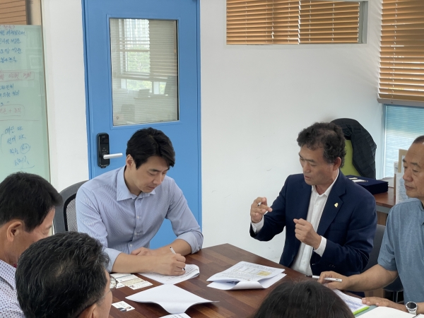 이성수(사진 오른쪽) 회장이 한준호 국회의원과 간담회를 진행하고 있는 모습. /사진=대한전문건설협회