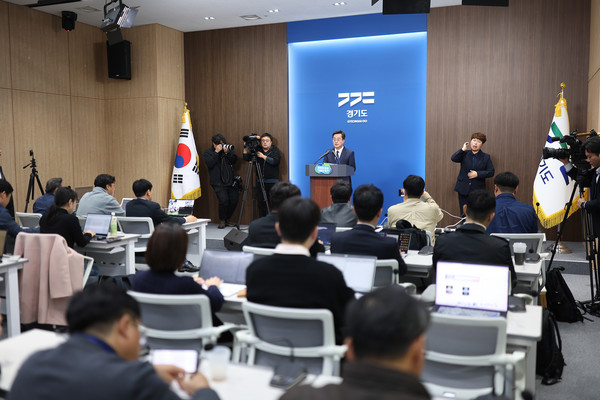 13일 오전 경기도청 브리핑룸에서 김동연 경기도지사가 정치현안 관련 입장문을 발표 하고 있다./경기도 제공