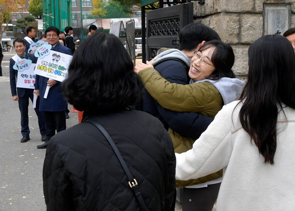 대학수학능력시험일인 14일 인천시 동구 동산고등학교 고사장 앞에서 한 교사가 수험생을 포옹하며 격려하고 있다. 이진우 기자