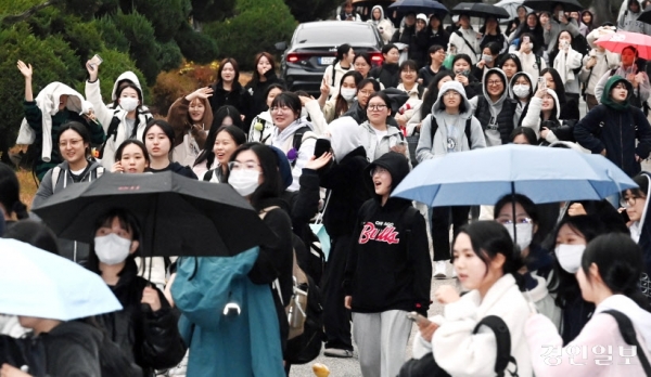 홀가분한 발걸음 2025학년도 대학수학능력시험일인 14일 오후 수원시 팔달구 영복여자고등학교에서 시험을 마친 수험생들이 홀가분한 표정으로 시험장을 나오고 있다. 2024.11.14 /최은성기자