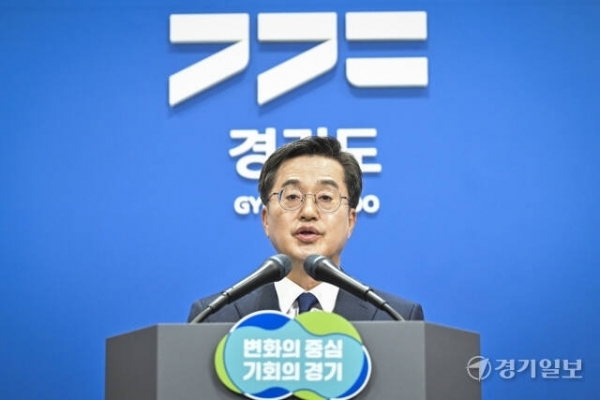 김동연 경기도지사가 13일 오전 경기도청 브리핑룸에서 정치 현안 관련 기자회견을 열고 김건희 여사 특검을 수용해서 국정을 대전환하거나 스스로 하야할 것을 발표하고 있다. 홍기웅기자