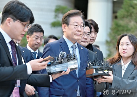 더불어민주당 이재명 대표가 지난 15일 서울중앙지방법원에서 열린 ‘공직선 거법 위반혐의 1심 선고 공판’에서 징역 1년에 집행유예 2년을 선고받은 뒤 법 원을 나서며 취재진의 질문을 받고 있다. 홍기웅기자