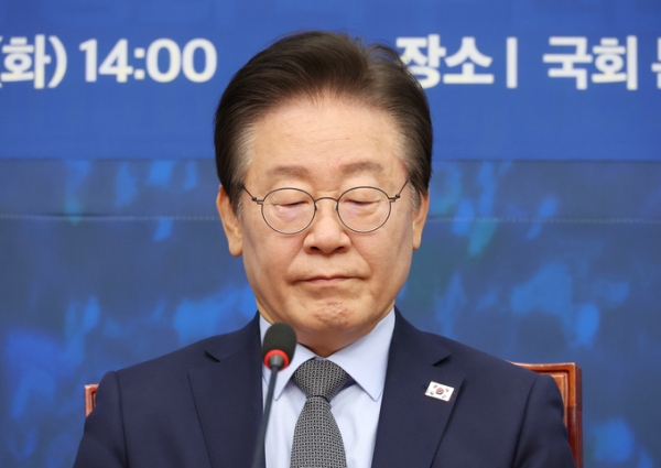 이재명 더불어민주당 대표가 19일 오후 국회에서 열린 ‘을’ 살리기 신문고 상생 꽃 달기 행사에 참석해 자리하고 있다. (사진=연합뉴스)