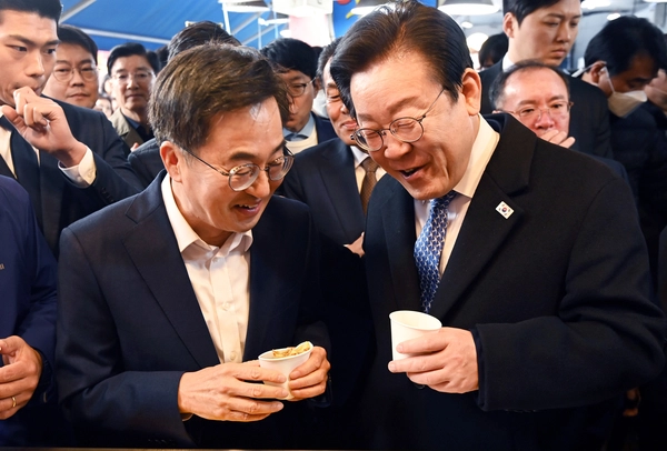 이재명 더불어민주당 대표와 김동연 경기도지사가 21일 오전 수원시 팔달구 못골종합시장을 방문해 호떡을 먹으며 담소를 나누고 있다. 이날 두 사람은 소상공인의 어려움을 청취하는 등 지역 상인들과 간담회를 가졌다. /최은성 기자